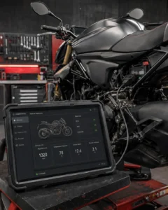 Equipo de diagnosis avanzada conectado a una motocicleta para detectar averías electrónicas en MiMOTO Coín.