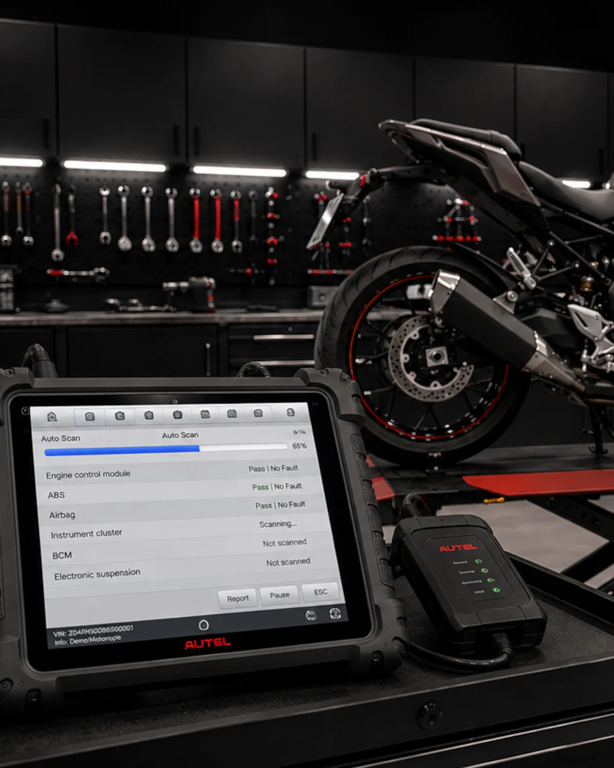 Equipo de diagnosis avanzada conectado a una motocicleta para detectar averías electrónicas en MiMOTO Coín.