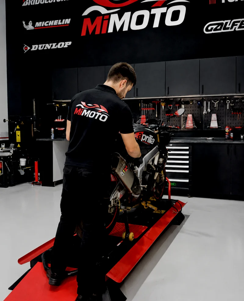 Mecánico revisando una motocicleta deportiva en el taller MiMOTO.