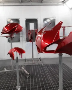 Carenados de moto recién pintados en cabina de pintura