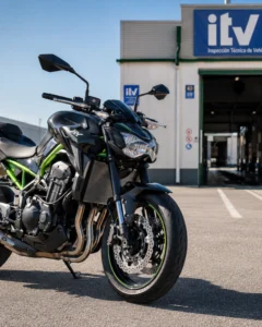 Motocicleta preparada para pasar la revisión Pre-ITV frente a una estación de ITV en Andalucía.