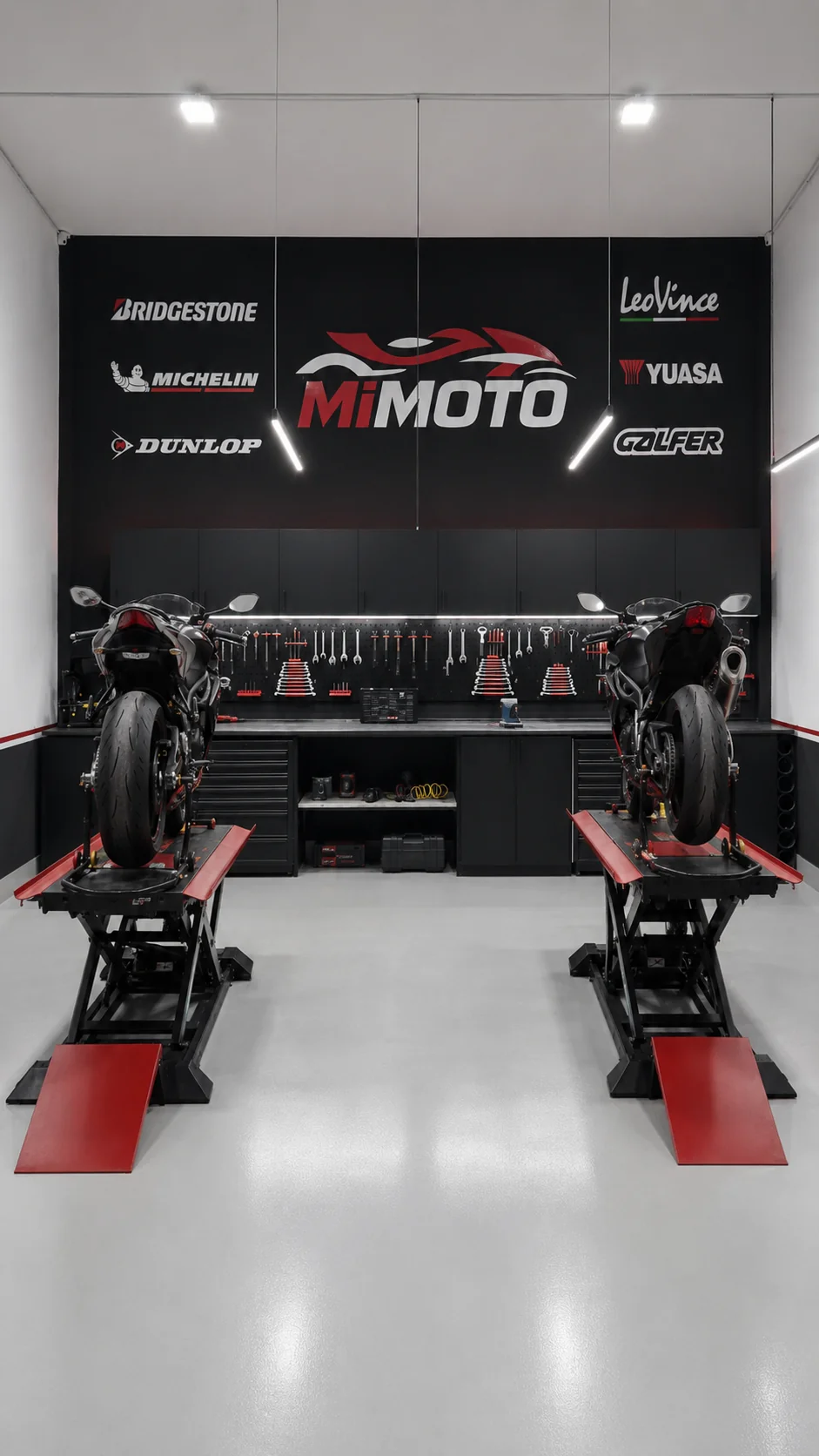 Taller de Mimoto Coin con motos en elevadores y zona de trabajo profesional